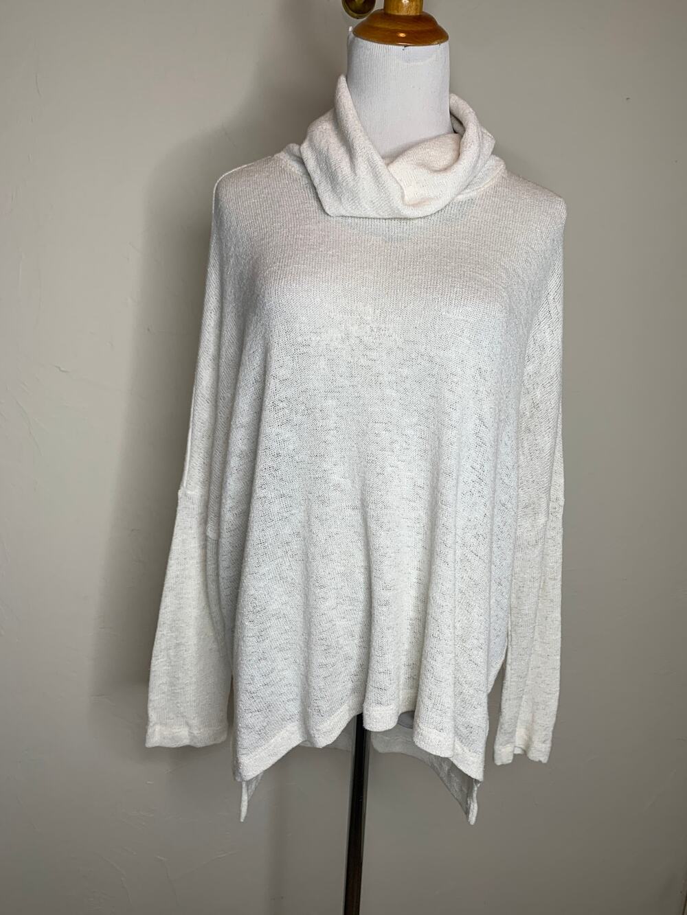 Lightweight Cream Turtleneck Sweater Oversized Sz Medium